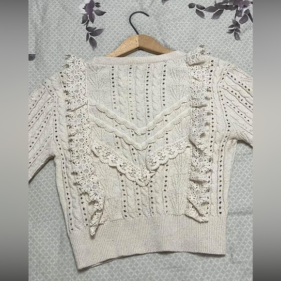 Cute top off white 🤍 - Picture 3 of 3